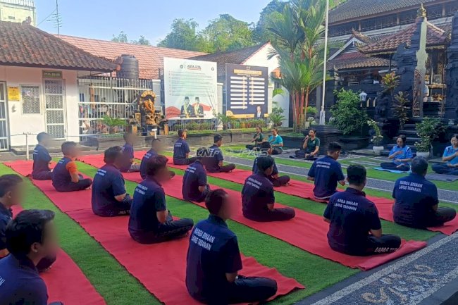 Latih Ketenangan Diri, Warga Binaan Lapas Tabanan Ikuti Yoga dan Meditasi