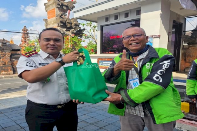 Bapas Denpasar Salurkan Bansos bagi Klien Pengemudi Ojek Online