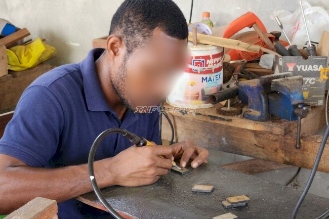 Lapas Tual Bekali Warga Binaan Keterampilan Membuat Ikat Pinggang Akrilik