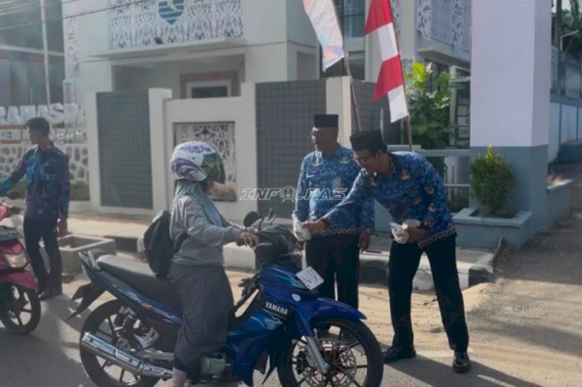 Melalui Jumat Berkah, Lapas Kotabaru Salurkan Paket Makanan kepada Masyarakat