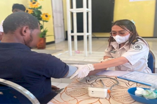 Pastikan Warga Binaan Sehat, Tim Medis Lapas Tual Lakukan Skrining Kesehatan Berkala