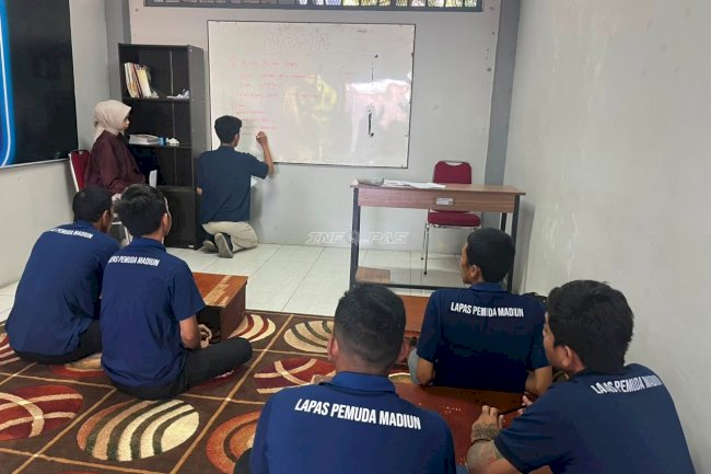Lapas Pemuda Madiun Fasilitasi Warga Binaan Kejar Paket C bersama Mahasiswa UM