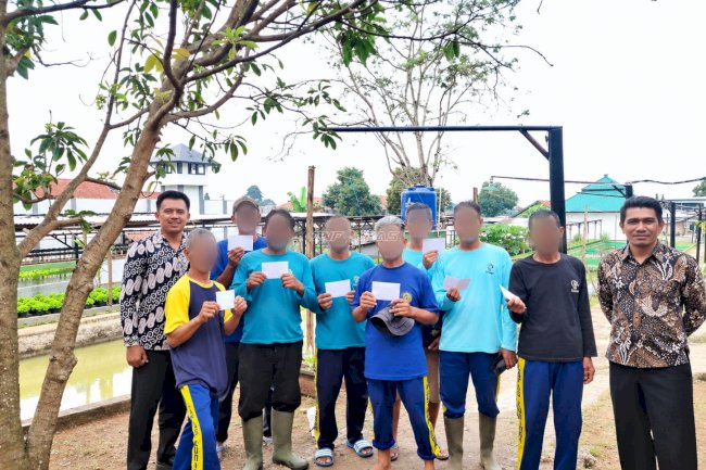 Lapas Kuningan Berikan Premi kepada 14 Warga Binaan Produktif
