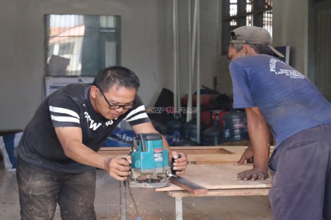 Lapas Ambon Latih Warga Binaan Produksi Pintu, Wujudkan Pembinaan Produktif