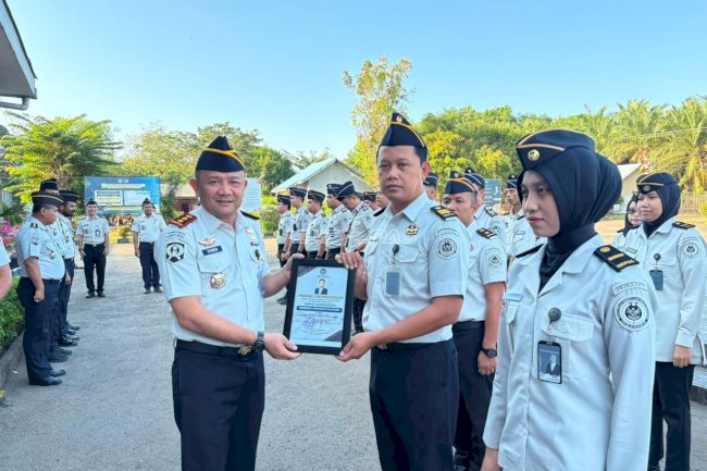 Apresiasi Dedikasi Kinerja, Kalapas Narkotika Karang Intan Anugerahkan Penghargaan Petugas Teladan dan Layanan Terbaik