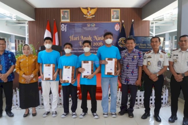 Kakanwil Ditjenpas Sulteng Serahkan PMP HAN 2026 kepada Lima Anak Binaan LPKA Palu