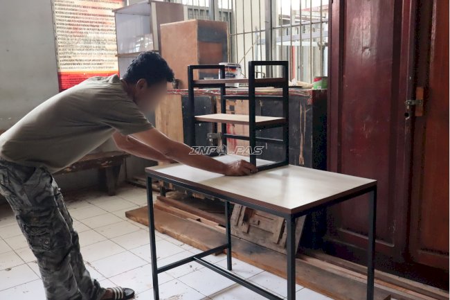 Lapas Ambon Produksi Meja Belajar Berbalut HPL Karya Warga Binaan