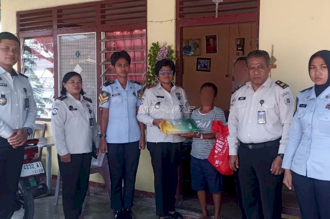 Bapas Ambon Salurkan Bantuan Sosial untuk Warga Sekitar