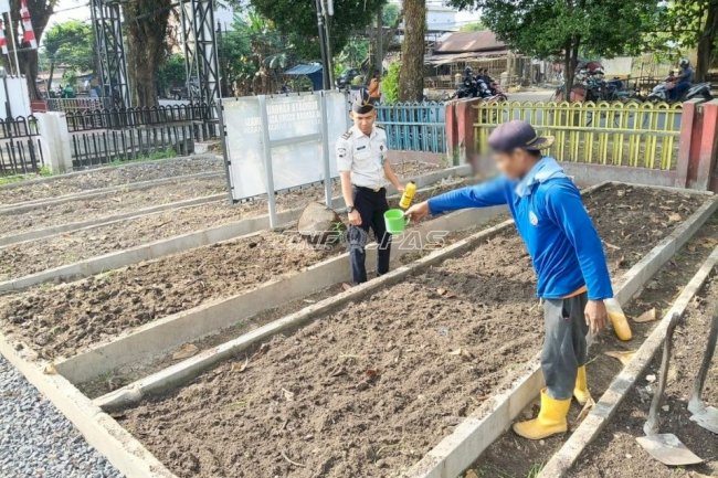 Lapas Banjarmasin Ajarkan Warga Binaan Pengolahan Lahan Pascapanen dengan POC dan Molase