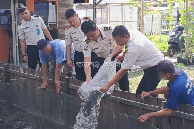 Perkuat Pembinaan Kemandirian, Lapas Banjarmasin Tebar 6.000 Bibit Lele