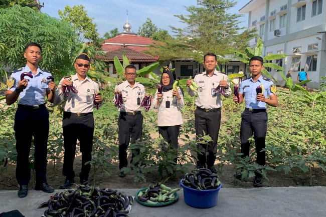 Perkuat Ketahanan Pangan, Bapas Klaten Salurkan 33 Kg Terung ke Lapas Klaten
