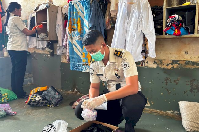 Perkuat Zero Halinar, Lapas Pemuda Madiun Razia Kamar Hunian