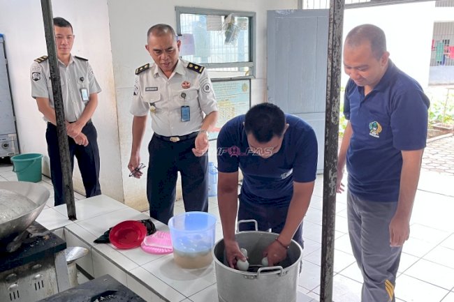 Produksi Telur Asin Rutan Barabai Dukung Pembinaan Kemandirian dan Pengembangan UMKM 