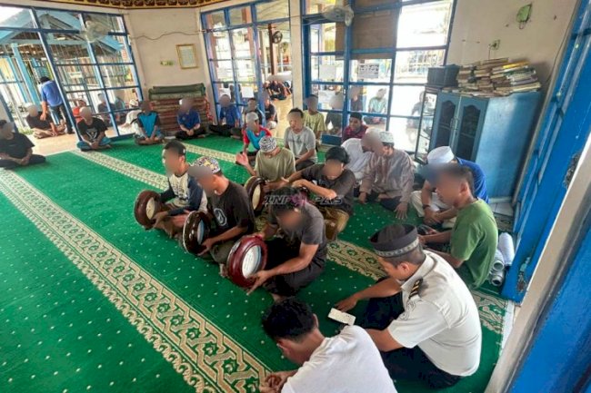 Perkuat Pembinaan Kepribadian, Warga Binaan Rutan Marabahan Latih Seni Hadrah di Masjid Al Mujahiddin