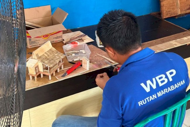 Asah Kreativitas dan Kenalkan Budaya Nusantara, Warga Binaan Rutan Marabahan Buat Miniatur Rumah Adat