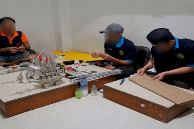Warga Binaan Lapas Kelas I Tangerang Sulap Bungkus Semen Bekas Jadi Kerajinan Bernilai Ekonomi