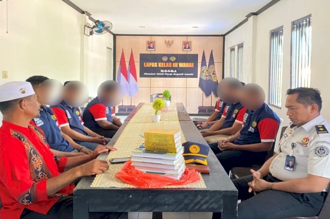 Dukung Pembinaan Kerohanian, Lapas Wahai Terima 10 Mushaf Al-Qur'an dari KUA Seram Utara