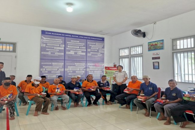 Rutan Donggala Bagikan Nutrisi Tambahan bagi Warga Binaan Lansia