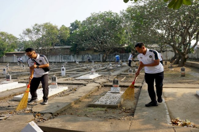 Tumbuhkan Nasionalisme dan Kepedulian Lingkungan, Lapas Mojokerto Bersihkan TMP Gajah Mada