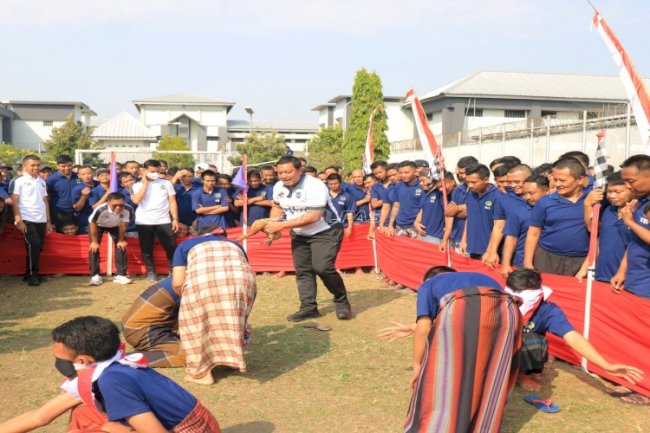 Seru dan Lucu, Warga Binaan Lapas Pemuda Madiun Ikuti Lomba Tangkap Bebek Peringati HUT Ke-81 RI 