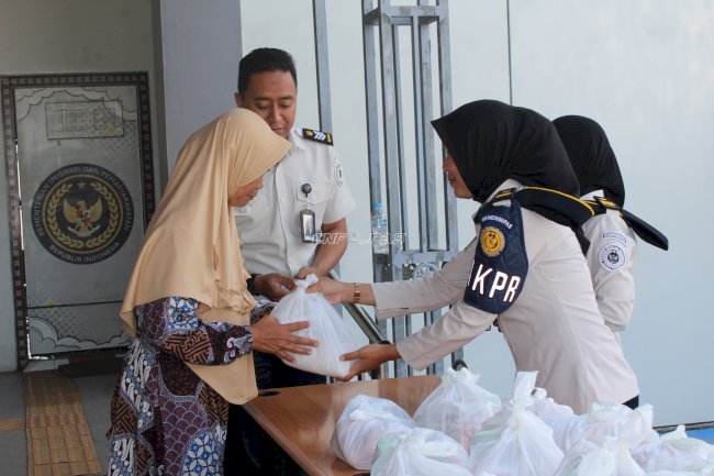 Semarak HUT Ke-81 RI, Rutan Perempuan Surabaya Salurkan 25 Paket Sembako kepada Warga Sekitar