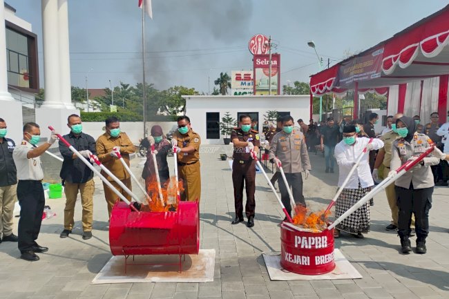 Sinergi Penegakan Hukum, Kalapas Brebes Hadiri Pemusnahan Barang Bukti Perkara di Kejari Brebes