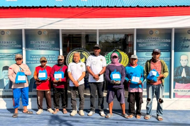 Semarakkan HUT Ke-81 RI, Rutan Majene Bagikan Sembako untuk Masyarakat Sekitar