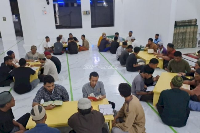 Warga Binaan Berdaya, Hasilkan Meja Pembinaan Kepribadian untuk Masjid Lapas Luwuk