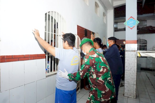 Lapas Mojokerto Gelar Razia Malam bersama APH, Perkuat Komitmen Berantas Barang Terlarang