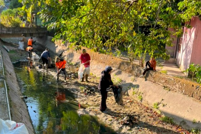 Bapas Tanjungpandan bersama DLH Bersihkan Aliran Sungai Sambut HUT RI Ke-81