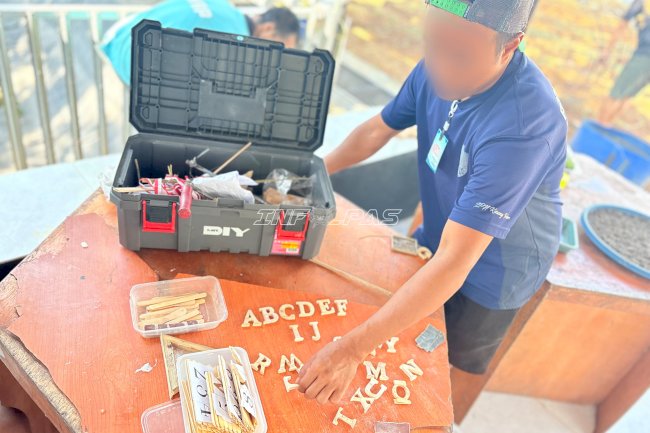 Lapas Narkotika Karang Intan Latih Warga Binaan Buat Gantungan Kunci Bambu