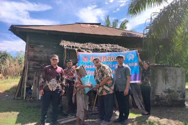 Sambut HUT Ke-81 RI, Lapas Labuhan Bilik Bagikan Sembako kepada Warga