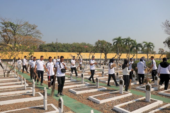 Semarak HUT Ke-81 RI, Lapas Pemuda Madiun Gelar Aksi Bersih Kemerdekaan di Taman Makam Pahlawan