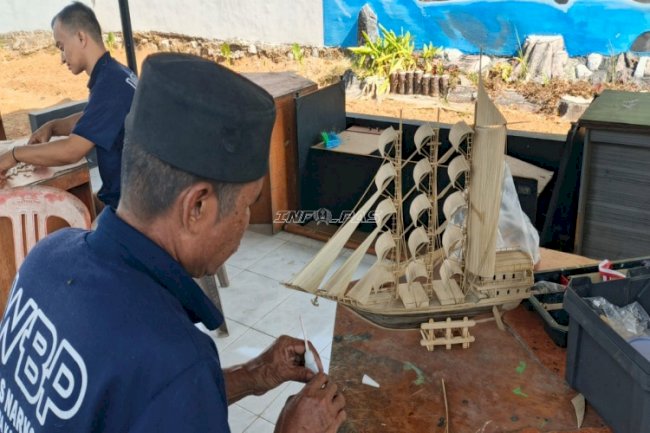 Miniatur Kapal dari Bambu Jadi Media Pembinaan Kemandirian di Lapas Narkotika Karang Intan