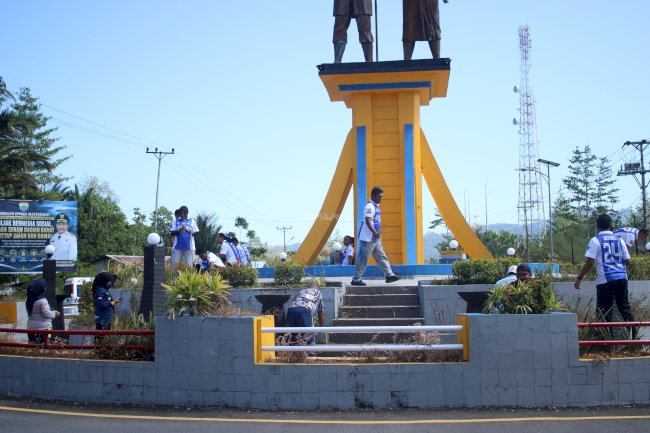 Jelang HUT RI, Lapas Piru Bersihkan Taman Makam Pahlawan dan Tugu Ina Ama