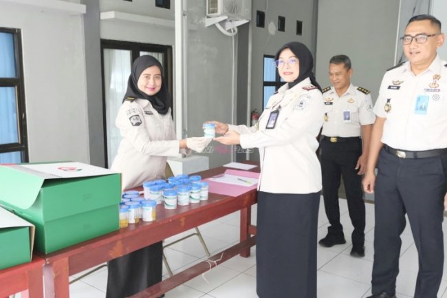Tegas Perangi Narkoba, Kanwil Ditjenpas Kep. Babel Laksanakan Tes Urine