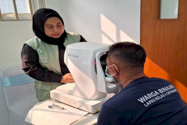 Puluhan Warga Binaan Lapas Kelas I Cipinang Ikuti Cek Kesehatan dan Pemeriksaan Katarak Gratis Kemenimipas