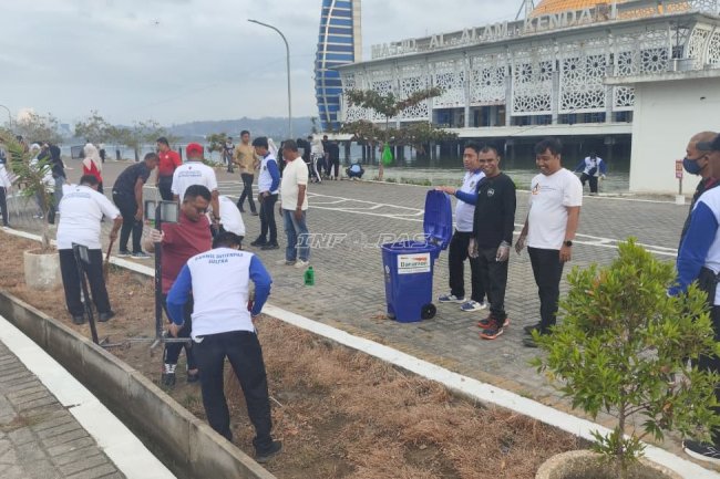 Sambut HUT RI, Kanwil Ditjenpas Sultra Gelar Aksi Bersih Masjid Al-Alam