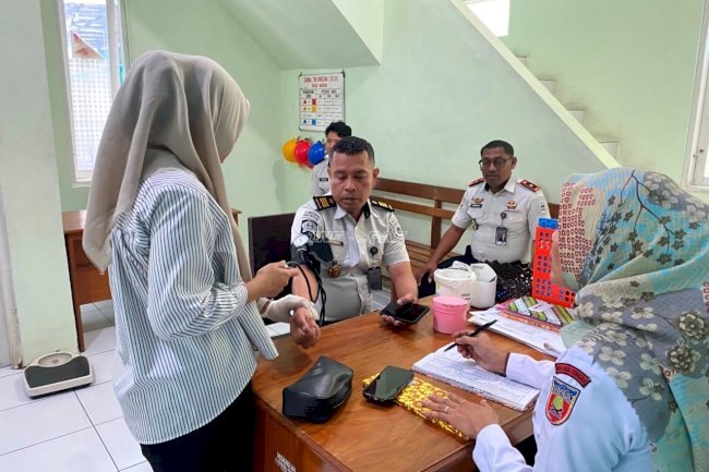 Bantu Sesama, Tiga Petugas Rutan Masohi Ambil Bagian dalam Aksi Donor Darah