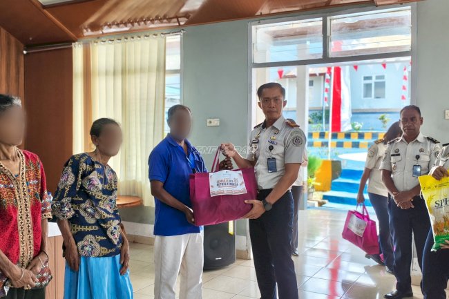 Semarak HUT RI, Rutan SoE Bagikan Sembako bagi Keluarga Warga Binaan dan Masyarakat