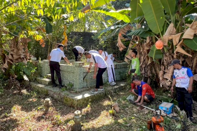 Sambut HUT Ke-81 RI, Bapas Tanjungpandan dan DLH Bersihkan Makam dan Masjid