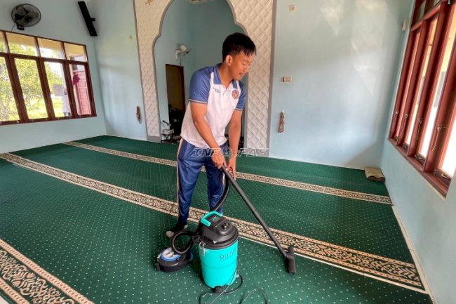 Rutan Rantau Gelar Bakti Sosial, Bersihkan Masjid Sofyan Al Muhdar