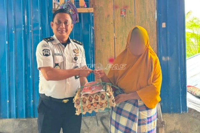 Bapas Luwuk Salurkan Bantuan Sembako kepada Warga Sekitar Kantor