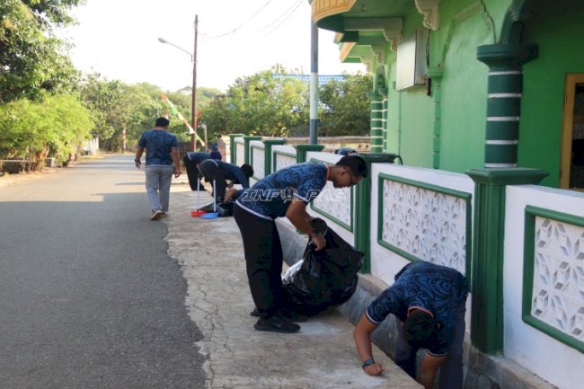 Aksi Bersih Kemerdekaan, Jajaran Rutan Pelaihari Bersihkan Langgar Darul Istiqomah