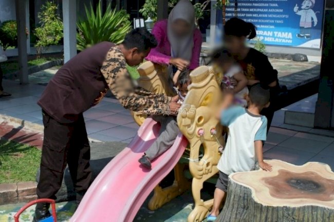 Warga Binaan Anggota Pramuka Lapas Banjarmasin Berikan Layanan Prima kepada Pengunjung