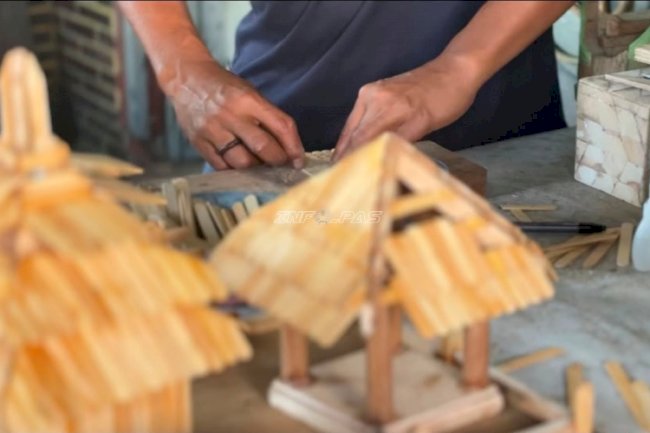 Warga Binaan Lapas Kotabaru Produksi Miniatur Rumah Adat untuk Pawai Kemerdekaan