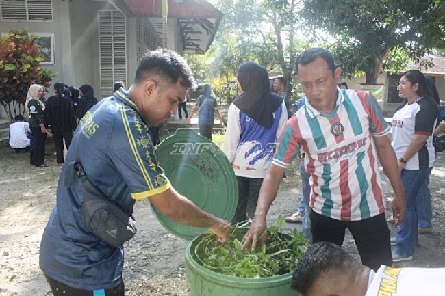 Semarak HUT ke-81 RI, Kanwil Ditjenpas Maluku Bersih-Bersih dan Berbagi di Panti Sosial