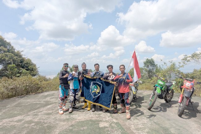 Petugas Lapas Batulicin Kibarkan Merah Putih dan Bendera Pemasyarakatan di Bukit Penyesalan
