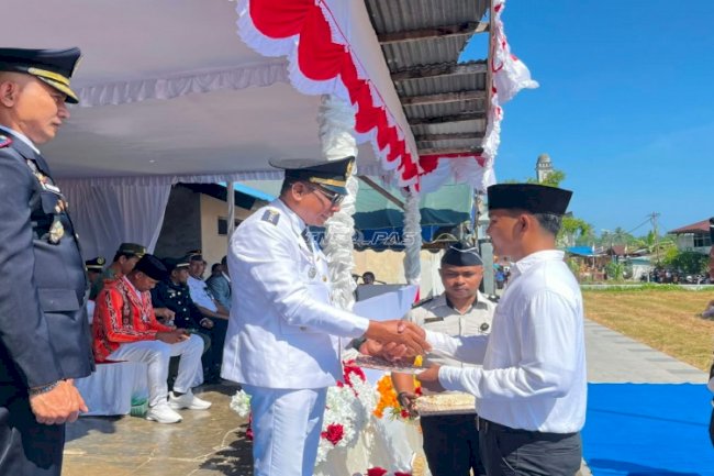 Sebanyak 26 Warga Binaan Lapas Wahai Terima RU, Camat Seram Utara Serahkan Secara Simbolis