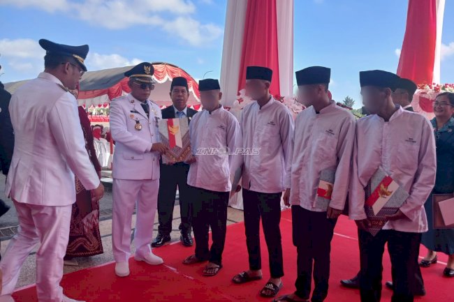 HUT Ke-81 RI, Lapas Kotabaru Serahkan Remisi serta Premi bagi Warga Binaan